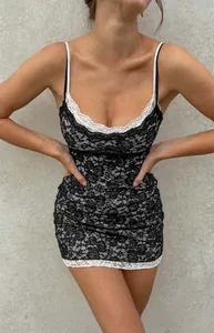 Elegante mini abito in pizzo a contrasto bianco e nero con motivo floreale e vestibilità