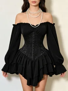 Dettaglio abito nero scollato con vita a corsetto jacquard e orlo con volant a strati