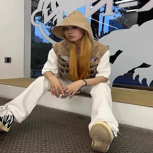Urban streetwear beige mouwloos vest met capuchon en skeletuitsnijding gedragen door model.