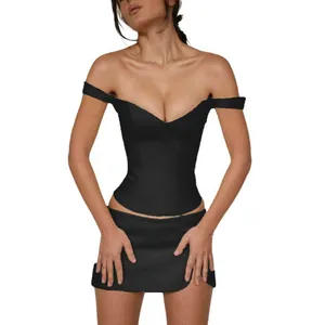 Gedetailleerd zicht op een zwarte bodycon korset top met bijpassende mini rok set