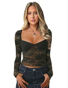 Dettaglio ravvicinato della trama in pizzo floreale su questo sexy crop top nero.
