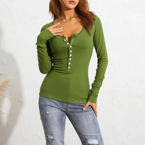 Primo piano del top a coste verde oliva a maniche lunghe con scollo Henley a bottoni