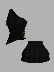 Elegante completo nero due pezzi con top a una spalla e minigonna a balze e volant.