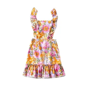 Sommerliches Blumenkleid für Mädchen mit Rüschenträgern und Pompons für den Strandurlaub