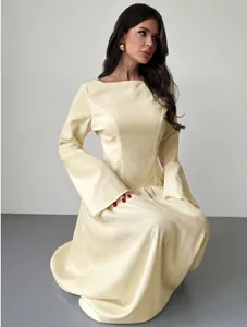 Elegante Franse jurk met lange mouwen, boothals en uitlopende A-lijn rok met slanke taille