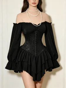 Dettaglio vestito nero con spalle scoperte, corsetto jacquard e orlo a balze