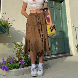 Dettaglio di una gonna longuette marrone in cotone lavato con orlo irregolare vintage
