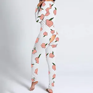Detail der Peach-Print-Pyjamas für Erwachsene mit funktionaler Knopfklappe hinten