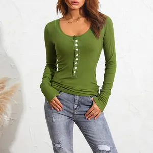 Dettaglio maglia henley verde a coste con bottoni frontali e stile vestibilità slim