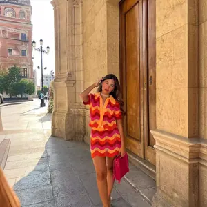 Ensemble polo d'été en maille vibrante avec motif de vagues et mini-jupe assortie dans la rue