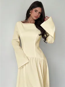 Elegante Franse stijl jurk met boothals en lange mouwen in crèmegeel met A-lijn rok