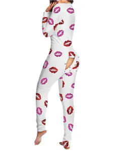 Detailansicht eines weißen Overalls mit Lippenmuster und funktionaler Knopflap am Gesäß