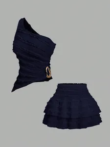 Elegante completo due pezzi blu navy con top monospalla e minigonna a balze da donna