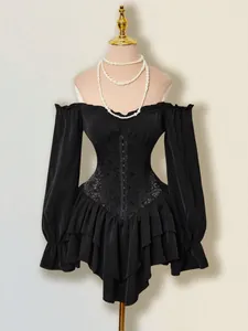 Elegante abito corto nero con spalle scoperte, corsetto jacquard e orlo con volant.