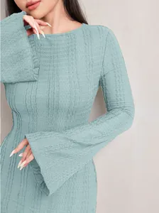 Vue détaillée d'une robe en maille vert menthe avec d'élégantes manches cloches évasées.