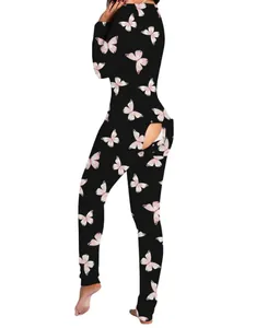 Ein Slim-Fit Damen-Schlafanzug mit Schmetterlingsprint und funktionaler Gesäßklappe mit Knöpfen