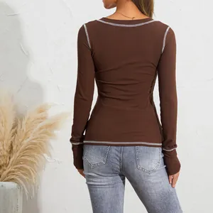 Vista posteriore di maglia marrone a maniche lunghe aderente con cuciture bianche a contrasto