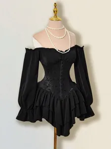 Elegante abito nero scollato con corpetto in jacquard e orlo a balze arricciate