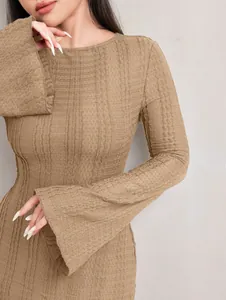 Vue rapprochée de la texture gaufrée et des manches cloche de cette robe élégante