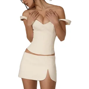 Detail van het crèmekleurige off-shoulder korset-topje en bijpassende minirokset met split.