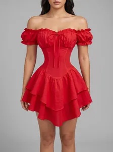 Vista dettagliata frontale di un mini abito a corsetto rosso con maniche a sbuffo