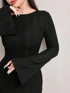 Vue détaillée d'une robe en maille jacquard noire avec des manches cloche évasées