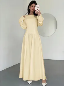 Elegante crème Franse maxi-jurk met boothals, lange mouwen en een A-lijn geplooide rok.