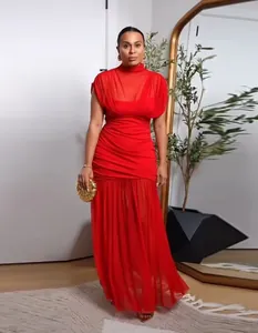 Detailansicht des eleganten roten Maxikleids aus Netzstoff mit hohem Kragen und Raffung