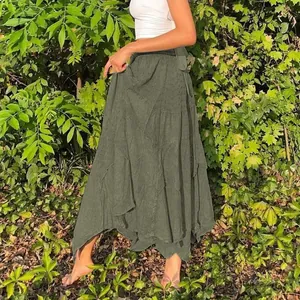 Gonna lunga boho in cotone lavato verde oliva con orlo asimmetrico e design a balze
