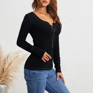 Elegante top nero a maniche lunghe in maglia a coste con scollo a bottoni vestibilità slim