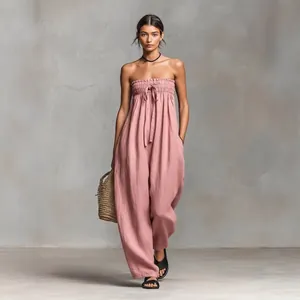 Elegante tuta a fascia smockata rosa con laccetto indossata da modella in studio