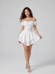 Elegante abito corto bianco a spalle scoperte con maniche a sbuffo e gonna a balze.