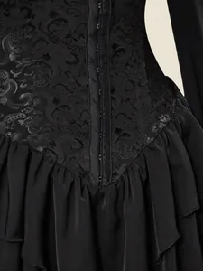 Dettaglio ravvicinato del tessuto jacquard e della chiusura a gancio su questo abito nero