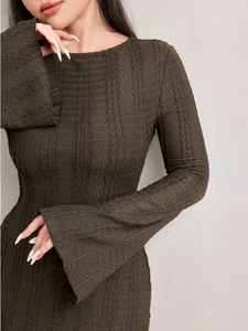 Vue détaillée de la texture jacquard et des manches cloche d'une robe en maille