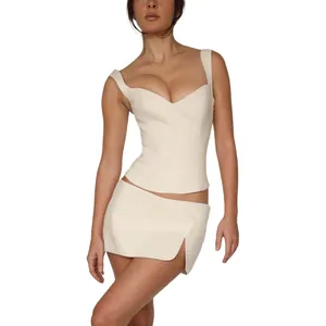 Elegante tweedelige set met crème katoenen korset top en bijpassende mini-rok