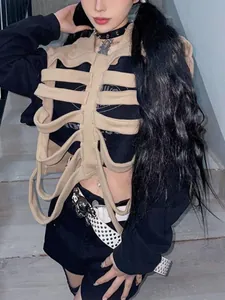 Detail van mouwloze punkstijl capuchonvest met skeletribbenkast