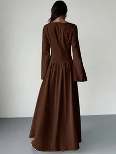 Achteraanzicht van een elegante bruine maxi-jurk met lange mouwen in Franse stijl. Luxe.