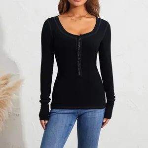 Dettaglio di top Henley nero a maniche lunghe a costine vestibilità slim con bottoni