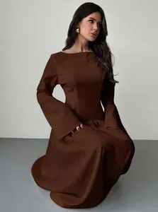 Detailweergave van een elegante bruine Franse jurk met lange mouwen