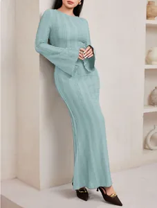 Robe élégante en maille jacquard vert menthe avec manches cloche et ourlet sirène.