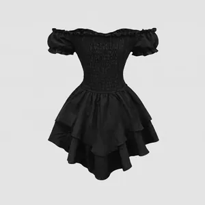 Vista completa di mini abito nero con spalle scoperte e dettaglio gonna a balze