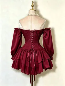 Dettaglio posteriore di un abito bordeaux a spalle scoperte con corsetto jacquard