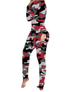 Detailansicht eines Camouflage-Einteiler-Pyjamas mit funktioneller geknöpfter Gesäßklappe