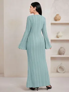 Vue arrière d'une élégante robe en maille jacquard avec manches évasées et fini texturé