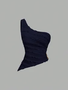Vista dettagliata di un top monospalla blu navy con texture a balze e fibbia dorata.