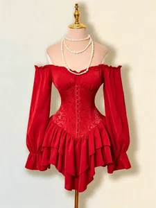 Vista dettagliata di un mini abito rosso con spalle scoperte, corsetto jacquard e volant