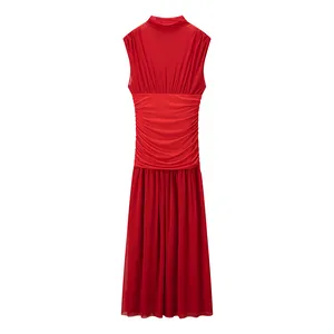 Elegantes rotes ärmelloses Netz-Midikleid mit hohem Kragen und geraffter Taille.
