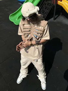 Streetwear beige mouwloze hoodie-vest met uitgesneden ribbenkast voor uniseks gebruik.