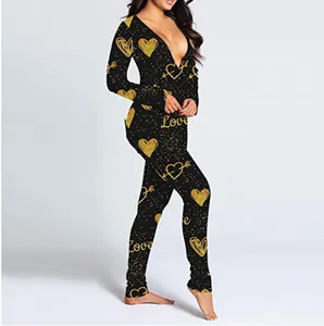 Seitenansicht des schwarzen Overalls mit goldenen Glitzerherzen und Love-Schriftzug.