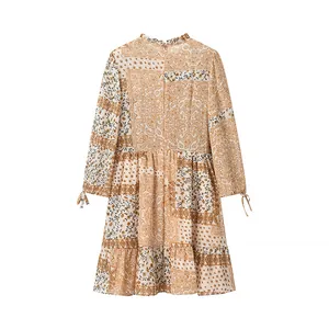 Vue arrière d'une robe bohème à fleurs en patchwork avec col à volants et poignets à nœuds